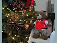 Плюшено мече до коледна елха.