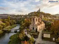 Велико Търново през есента: Царевец и църква "Св. св. Петър и Павел" край Янтра