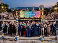 Абитуриентски бал 2026 в Пловдив: Празник на випускниците на фона на античния театър.