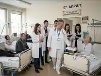 Медицинска визитация в болница: лекарски екип и студенти общуват с пациенти на 7 април, Световен ден на здравето.