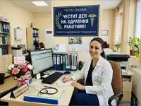 Усмихната Д-р Елена Петрова в кабинета си, празнуваща Деня на здравния работник.