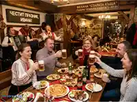 Празнична вечер в механа: музика, наздравици и традиционни ястия.