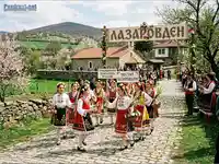 Лазаровден в българско село: Момичета в носии танцуват сред цъфнали дръвчета