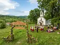 Български Спасовден: Хоро, църква и пикник сред природата.