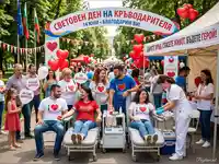 Световен ден на кръводарителя: Хора даряват кръв с усмивка в празнична атмосфера, спасявайки животи.