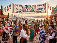 Празник на културното многообразие: Усмихнати хора в носии на фона на Истанбул при залез слънце.